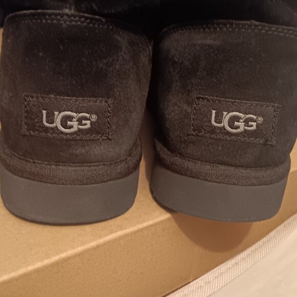 Black UGG - Picture 5 of 8